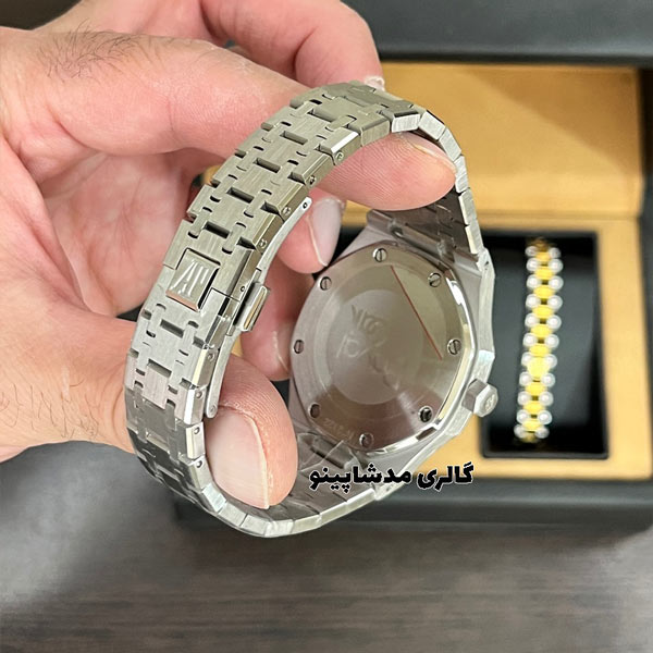 back-of-Audemars-Piguet-Royal-Oak-Black-Dial-Watch نمای پشت ساعت اودمارپیگه رویال اوک صفحه مهندسی مشکی
