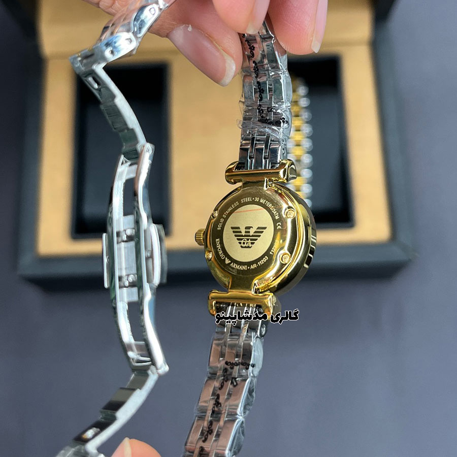 back-of-Emporio-Armani-Silver-Gold-Women's-Watch2 نمای پشت ساعت زنانه امپریو آرمانی سیلور گلد