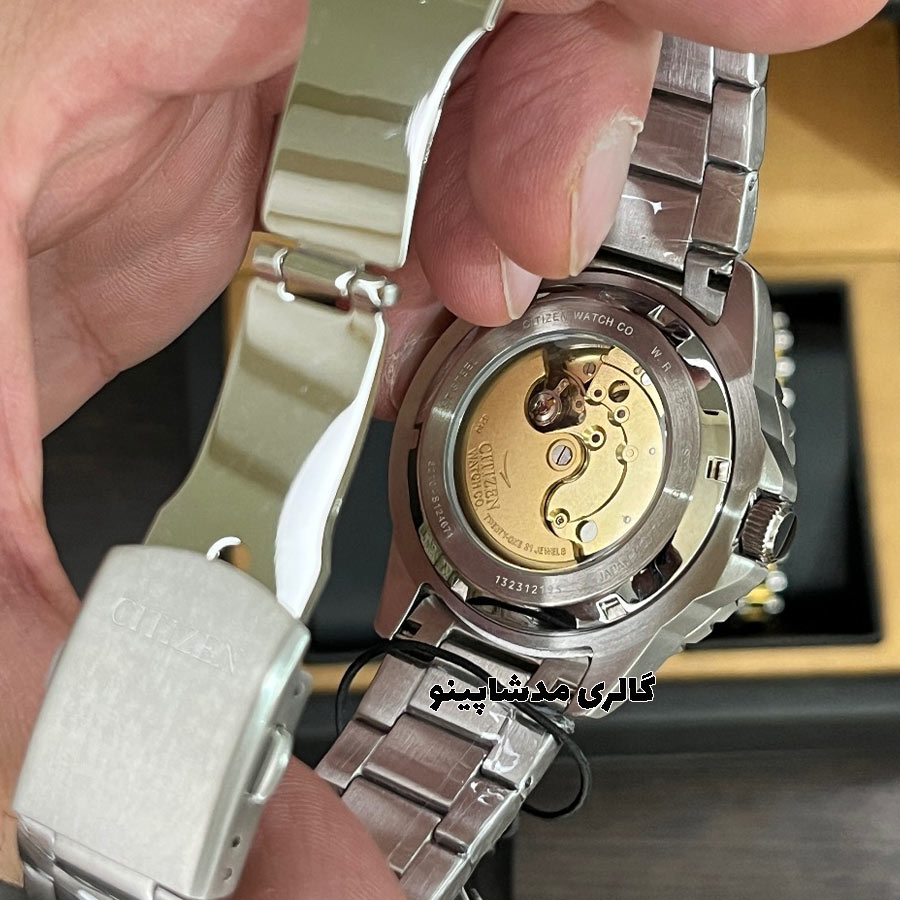 back-of-citizen-automatic-black-dial2 نمای پشت ساعت سیتیزن اتوماتیک صفحه مشکی
